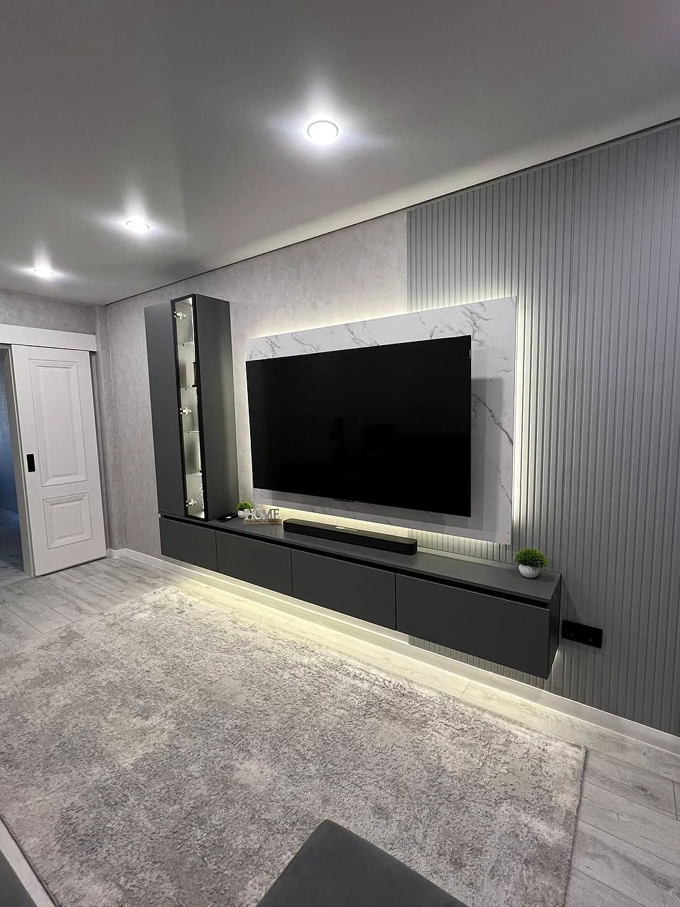 Kulrang TV zona va rifleli panel